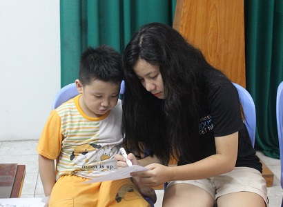 Vietnamese girl offers travelers home in return for English lessons