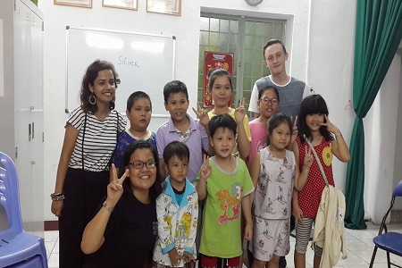 WELCOME THE TWO FOREIGN VOLUNTEERS TO JOIN VHV’S CLASS IN THE NEW SEMESTER 2016